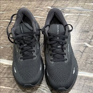 Men’s size 9 Brooks Adrenaline GTS 23